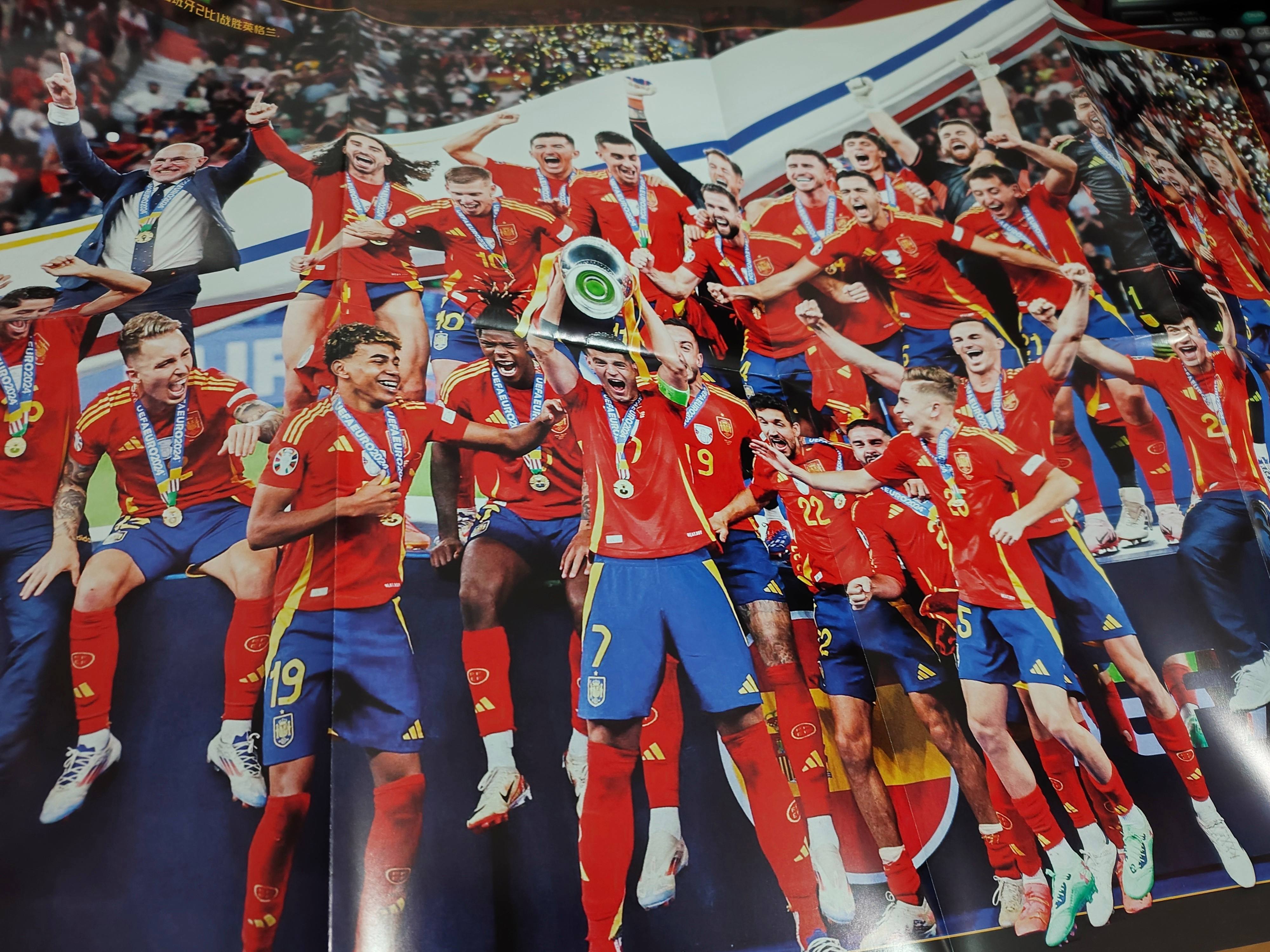 顶级球队抢夺冠军奖杯,整装待发的球员 顶级球队抢夺冠军奖杯,整装待发的球员