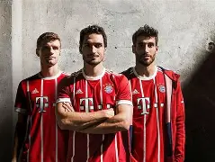 拜仁慕尼黑遭遇赛季首场败局，主帅调整阵容的简单介绍