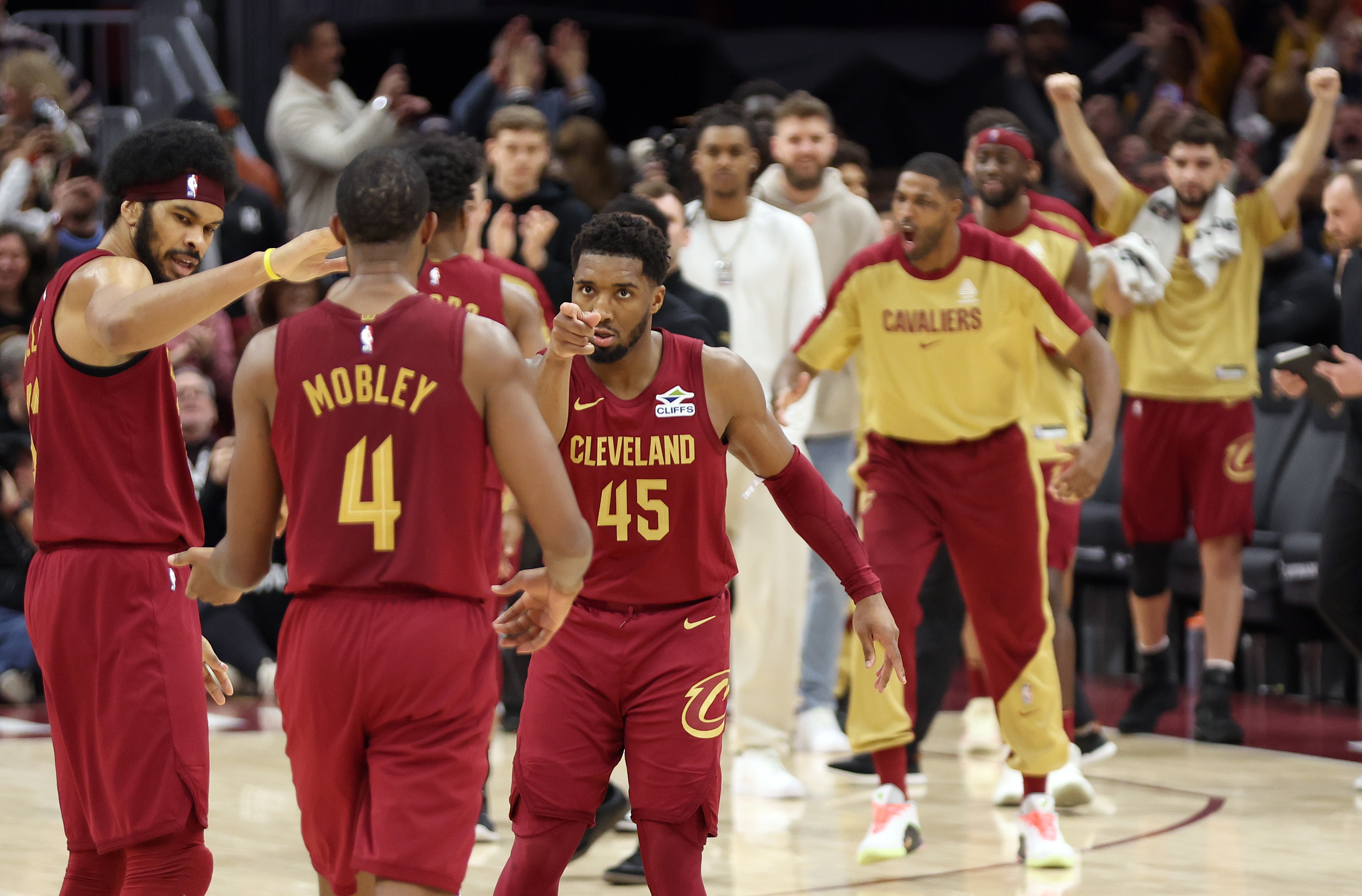 C7娱乐app-场上默契提升，球队走向胜利不再遥远